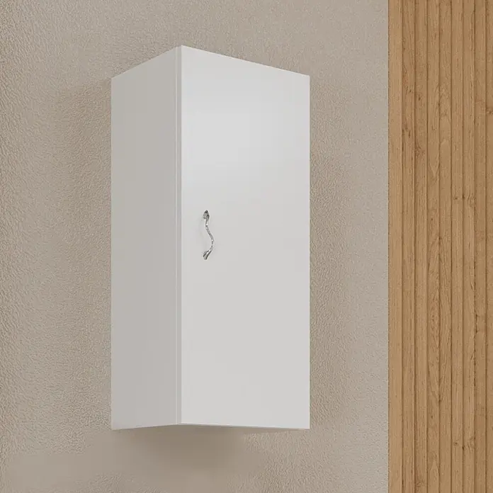 Kiamami Valentina Badmöbel-Set - Weiß - Weißer rechteckiger Wandschrank mit wellenförmigem Silbergriff, vor einer strukturierten beigen Wand und Holzvertäfelung.