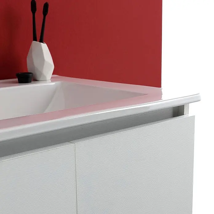 Kiamami Valentina Badmöbel-Set - Weiß - Weißer Badunterschrank mit integriertem Waschbecken, heller Holzmaserung und griffloses Design in einem Badezimmer.