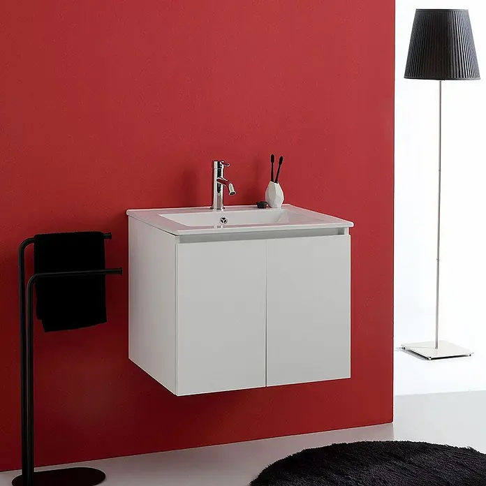 Kiamami Valentina Badmöbel-Set - Weiß - Weißer wandmontierter Badezimmer-Waschtisch mit integriertem Waschbecken und Chromarmatur.