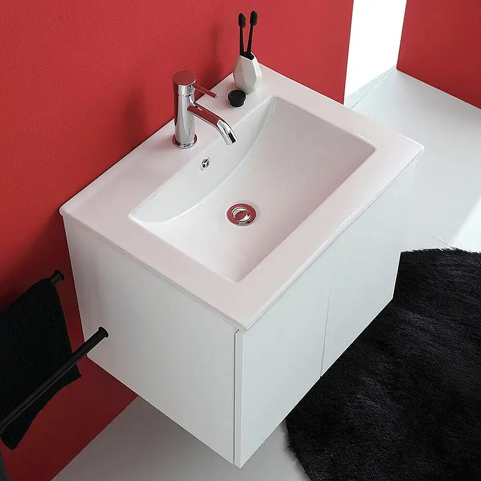 Kiamami Valentina Badmöbel-Set - Weiß - Weißer wandmontierter Waschtischunterschrank mit integriertem Waschbecken und Chromarmatur im modernen Badezimmer.