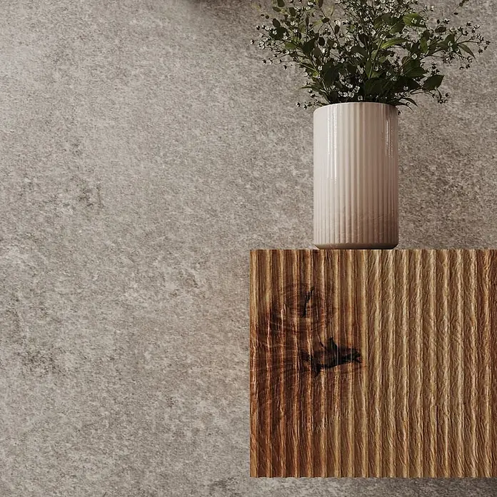 Kiamami Valentina Badmöbel-Set - Holz mittel - Gerippte Holzoberfläche mit einer beigen gerippten Vase, gefüllt mit Grünzeug und kleinen weißen Blumen.