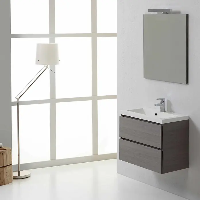 Kiamami Valentina Badmöbel-Set - Grau - Moderner schwebender Badezimmerschrank mit dunkler Holzmaserung, weißem Waschbecken, Chromarmatur und rechteckigem Spiegel mit Licht.