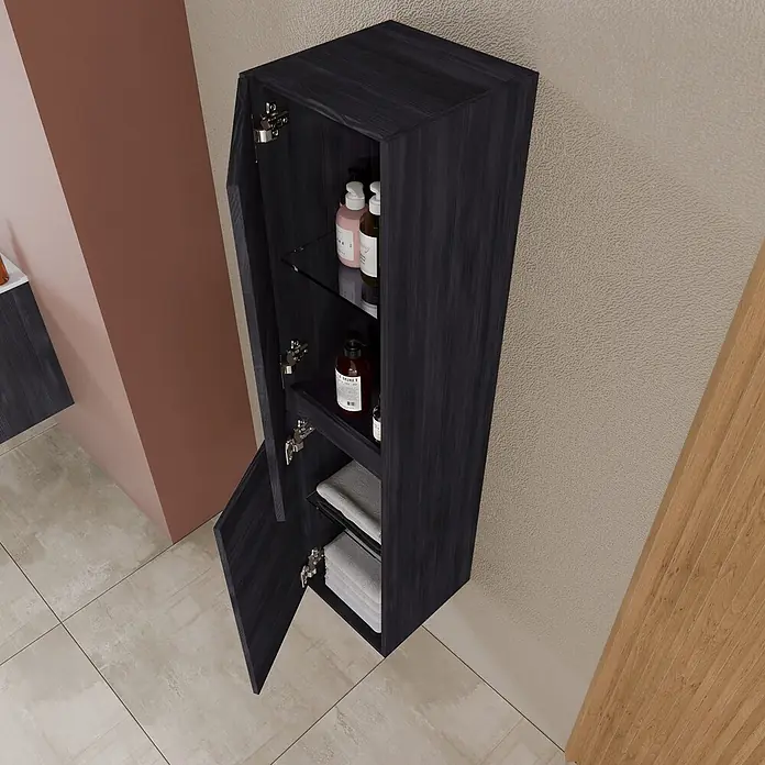 Kiamami Valentina Badmöbel-Set - Holz dunkel - Dunkler Holz-Wandbadezimmerschrank mit zwei offenen Türen, zeigt Glasböden mit Toilettenartikeln und gefalteten Handtüchern.