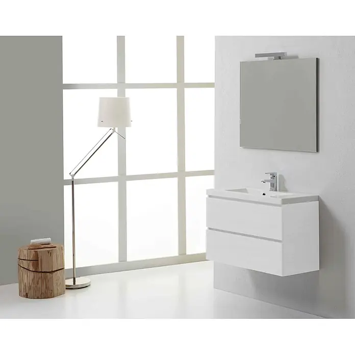 Kiamami Valentina Badmöbel-Set - Weiß - Weißer schwebender Badunterschrank mit Waschbecken und Spiegel, ergänzt durch Stehlampe und Holzschemel.