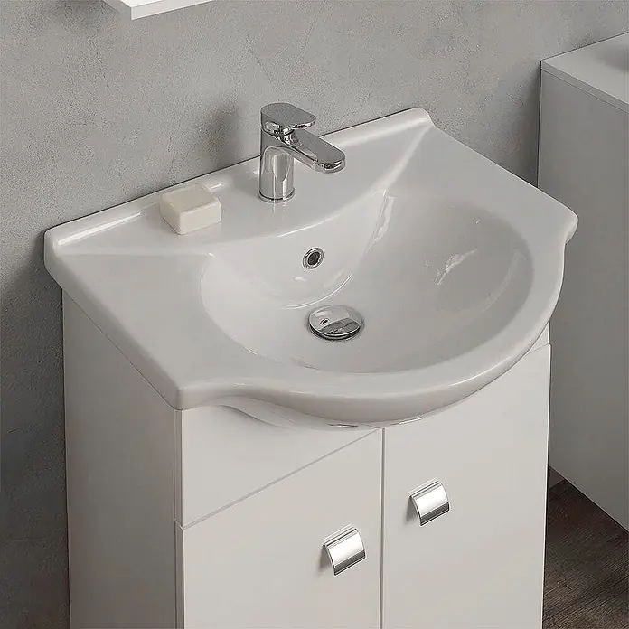 Kiamami Valentina Badmöbel-Set - Weiß - Weißes Keramikwaschbecken mit Chromarmatur, in einen weißen Badezimmer-Waschtischschrank mit zwei Türen und Chromgriffen integriert.
