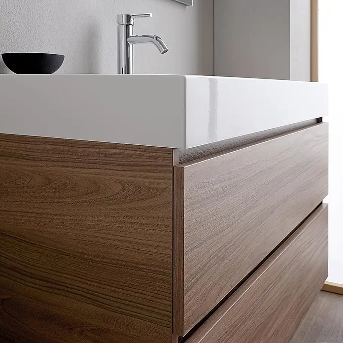 Kiamami Valentina Badmöbel-Set - Helles Holz - Moderner Waschtischunterschrank mit weißem rechteckigen Becken und zwei hellbraunen Holzschubladen.