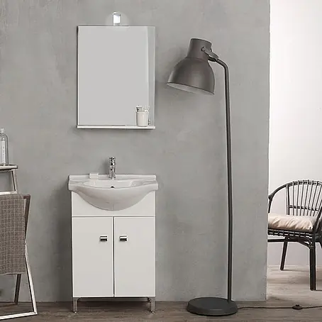 KV Bodenstehender Badezimmerschrank 56 cm  mit Waschbecken und Spiegel, in weißer Ausführung | Simply