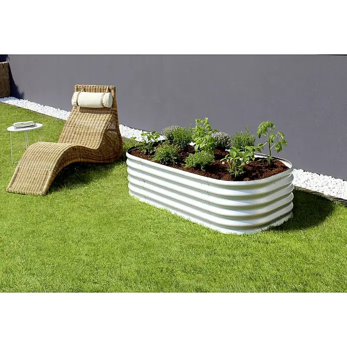 Vitavia Hochbeet Terra 401 - 162 x 82 x 40,1 cm, Zincalume®, Blank - Hochbeet aus verzinktem Stahl mit frischen Kräutern und Gemüse auf einem grünen Rasen.