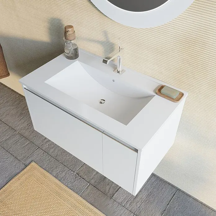 Kiamami Valentina Badmöbel-Set - Weiß - Wandhängender weißer Badezimmerschrank mit integriertem Waschbecken und Chromarmatur, in modernem Badezimmerambiente.