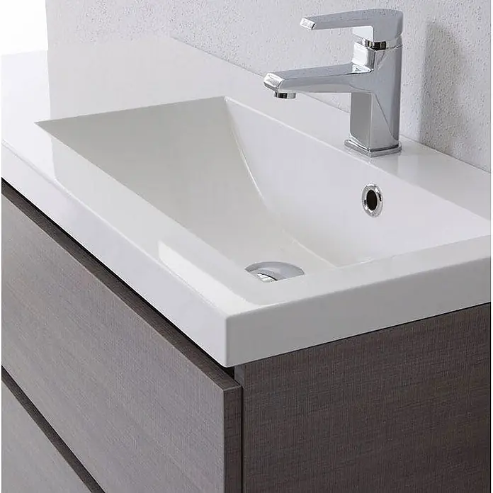 Kiamami Valentina Badmöbel-Set - Grau - Weißes Keramik-Waschbecken mit Chromarmatur, integriert in dunkles Holz-Badmöbel.