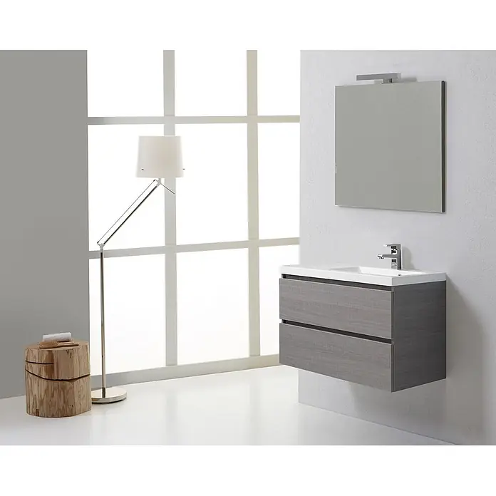 Kiamami Valentina Badmöbel-Set - Grau - Moderne wandmontierte Waschtisch-Kombination in Grau-Holzoptik mit weißem Becken, Chromarmatur und rechteckigem Spiegel.