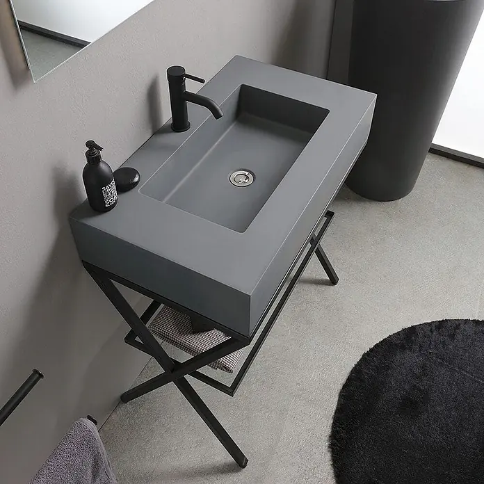 Kiamami Valentina Badmöbel-Set - Schwarz, Grau - Modernes graues, rechteckiges Waschbecken mit schwarzem Wasserhahn auf einem X-Gestell.