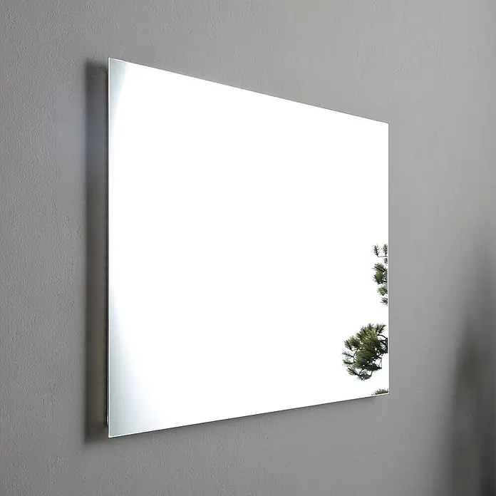 Kiamami Valentina Badmöbel-Set - Schwarz, Grau - Quadratischer Wandspiegel, der einen weißen Himmel und grüne Baumzweige reflektiert.