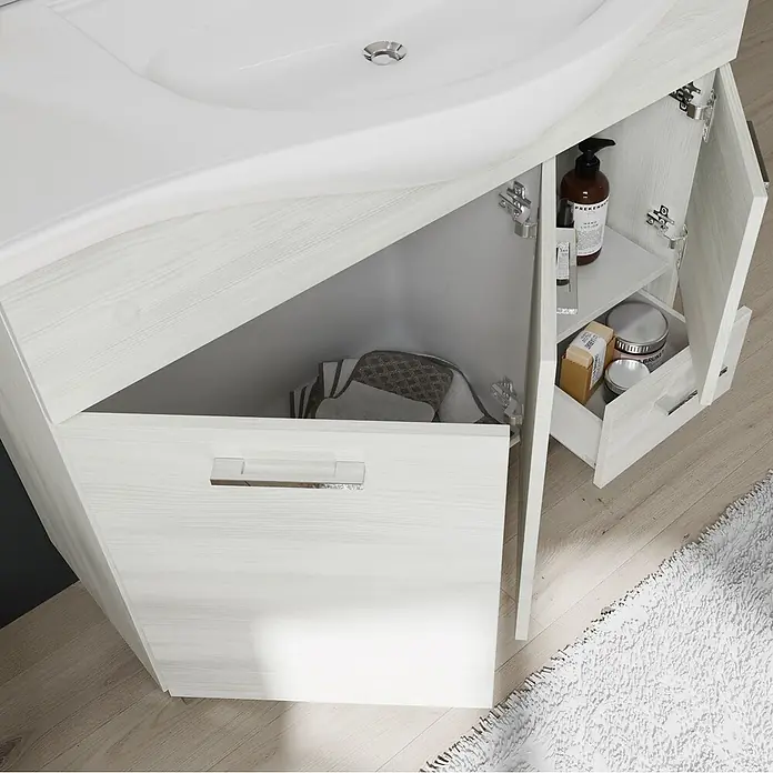 Kiamami Valentina Badmöbel-Set - Helles Holz - Heller Holzmaser-Badezimmerschrank mit weißem Waschbecken und offenen Fächern für Handtücher und Toilettenartikel.