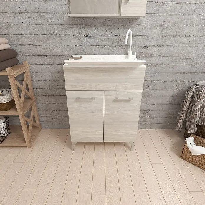 Kiamami Valentina Badmöbel-Set - Helles Holz - Heller Wäscheschrank in Holzoptik mit weißem Waschbecken und Wasserhahn, in einem modernen Hauswirtschaftsraum.