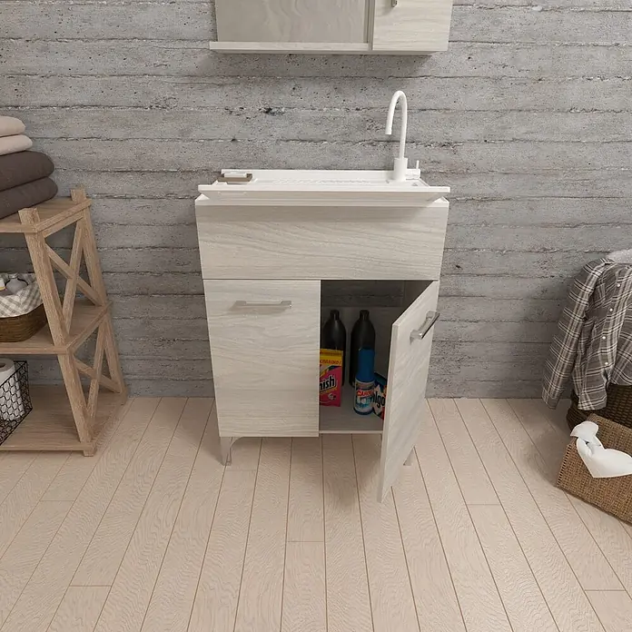 Kiamami Valentina Badmöbel-Set - Helles Holz - Heller Holz-Waschbeckenunterschrank mit weißem Becken und Wasserhahn, eine offene Tür zeigt Reinigungsmittel.