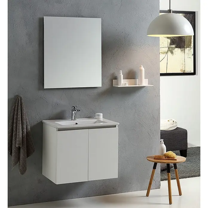 Kiamami Valentina Badmöbel-Set - Weiß - Weißer wandhängender Badezimmerschrank mit integriertem Waschbecken und zwei Türen, in modernem Bad.