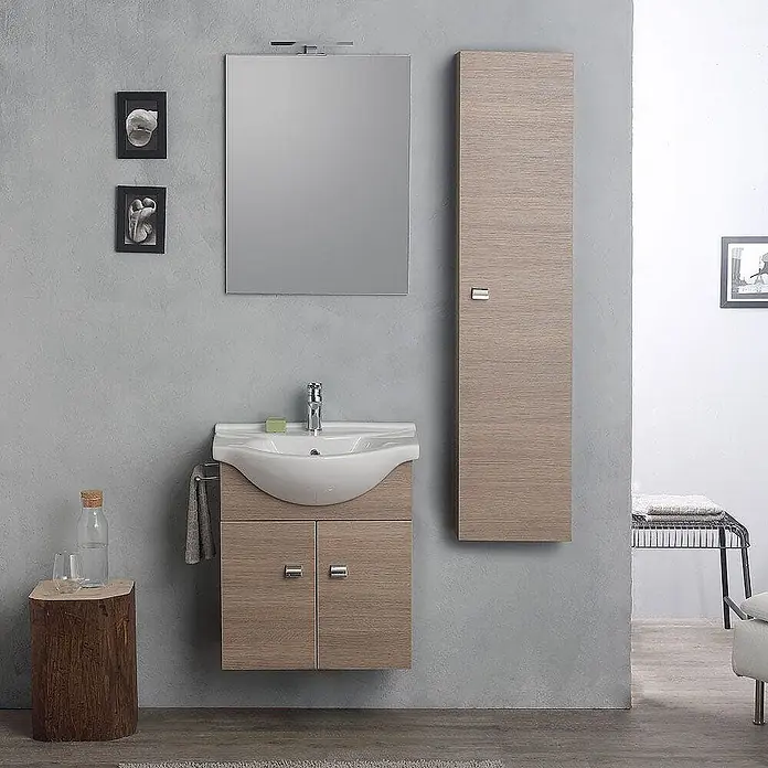 Kiamami Valentina Badmöbel-Set - Helles Holz - Modernes Badezimmer-Set mit hellem Holzschrank, Waschbecken, Spiegel und Hochschrank.