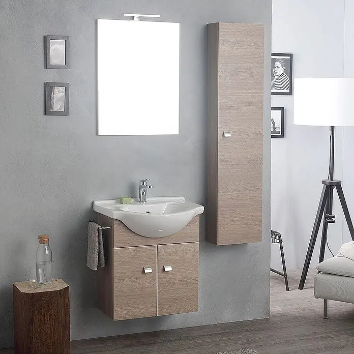 Kiamami Valentina Badmöbel-Set - Helles Holz - Badmöbelset aus heller Holzmaserung mit weißem Waschbecken, Spiegel und hohem Wandschrank in modernem Bad.