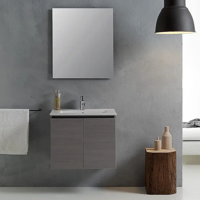 Kiamami Valentina Badmöbel-Set - Grau - Schwebender Waschtisch in Grau-Holzoptik mit weißem Waschbecken und rechteckigem Spiegel.