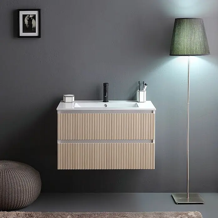 Kiamami Valentina Badmöbel-Set - Braun - Wandhängender Badunterschrank mit hellholzgerippter Oberfläche, weißem integriertem Waschbecken und schwarzem Wasserhahn.