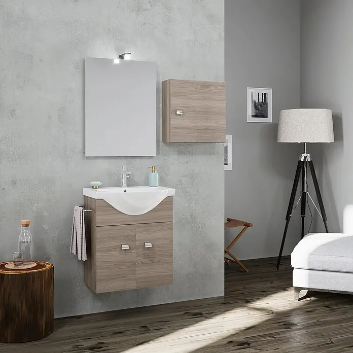 Kiamami Valentina Badmöbel-Set - Holz mittel - Moderner Badunterschrank in heller Holzoptik mit integriertem Waschbecken, Spiegel und passendem Wandschrank in einem zeitgenössischen Badezimmer.