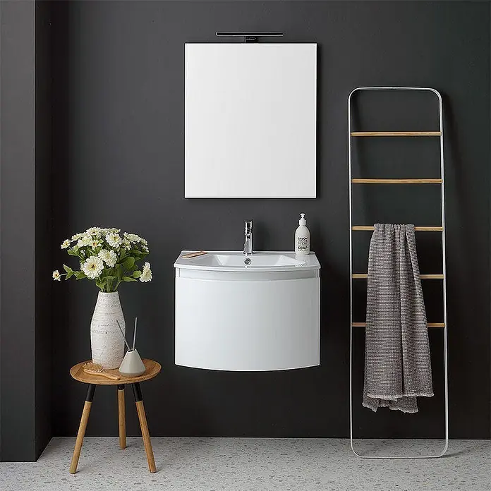 Kiamami Valentina Badmöbel-Set - Weiß - Weißer wandmontierter Badezimmerschrank mit integriertem Waschbecken und Spiegel, in einem modernen Badambiente.