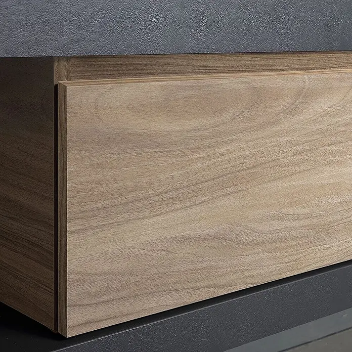 Kiamami Valentina Badmöbel-Set - Holz mittel - Helle Holzschubladenfront mit sichtbarer Maserung, in dunkles graues Möbelstück integriert.