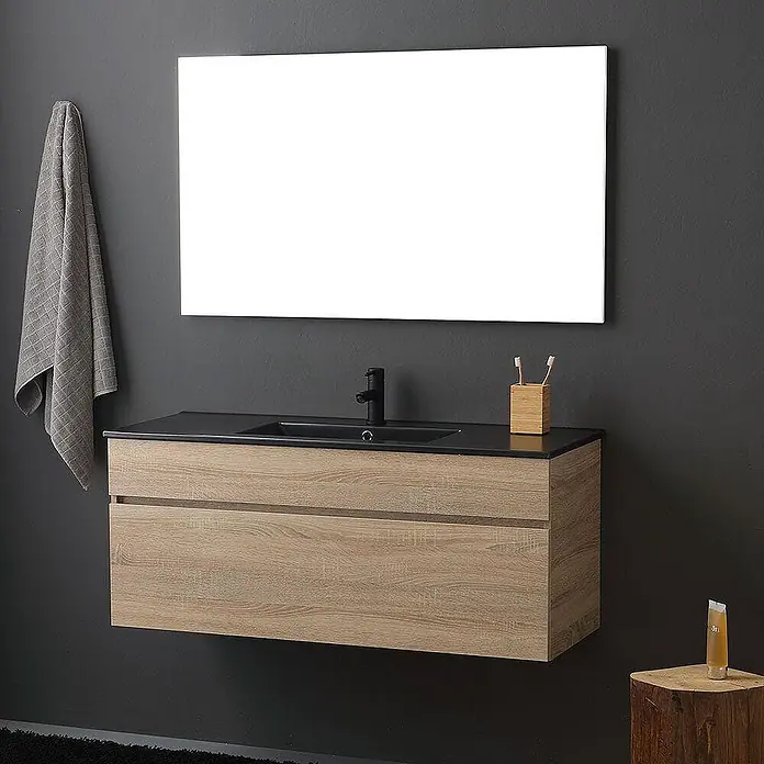 Kiamami Valentina Badmöbel-Set - Helles Holz - Schwebender Badezimmerschrank mit heller Holzmaserung, schwarzer Arbeitsplatte, integriertem Waschbecken und schwarzem Wasserhahn, unter einem Spiegel.