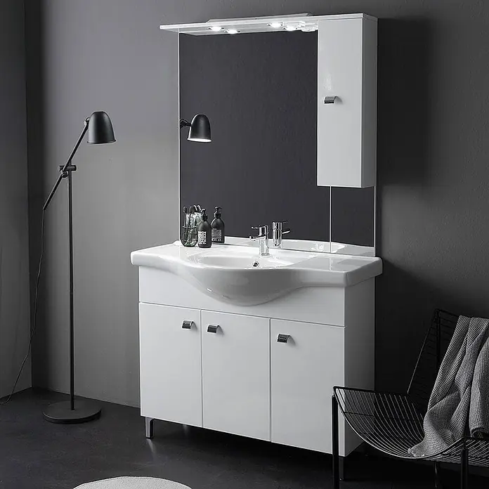 Kiamami Valentina Badmöbel-Set - Weiß - Weißer Badunterschrank mit integriertem Waschbecken, Unterschränken und Spiegel mit Beleuchtung und Seitenfach.