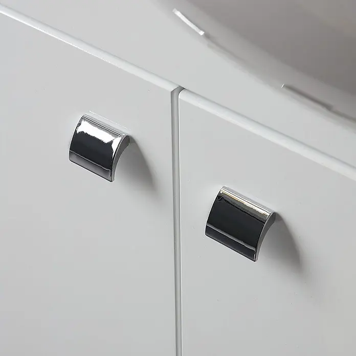 Kiamami Valentina Badmöbel-Set - Weiß - Weißer Schrank mit zwei gebogenen Chromgriffen.