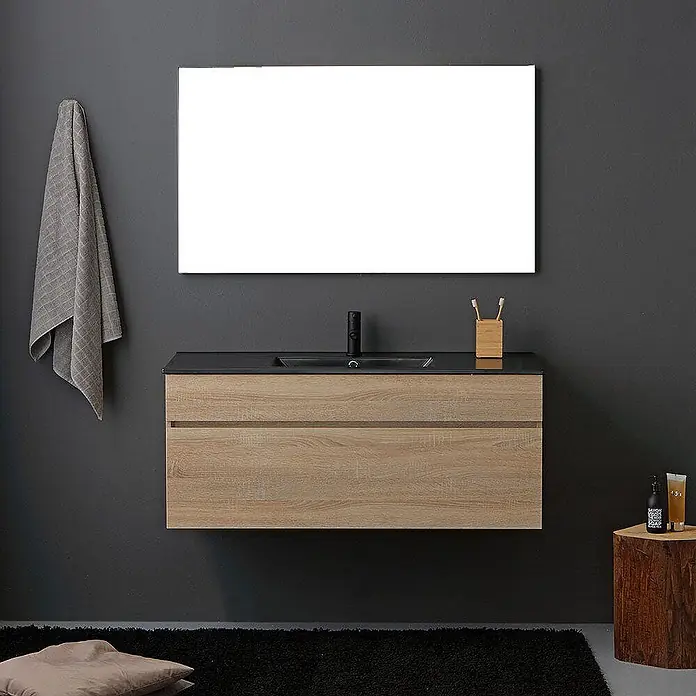 Kiamami Valentina Badmöbel-Set - Helles Holz - Wandmontierter Waschtisch mit hellbraunem Schrank, schwarzem Waschbecken, Armatur und Spiegel.