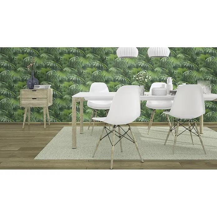 Rasch Crispy Paper Vliestapete Dschungel - Grün, Floral, 10,05 x 0,53 m - Ein modernes Esszimmer mit einem weißen Esstisch und vier weißen Stühlen, beleuchtet von Pendelleuchten vor einer grünen Dschungeltapete.