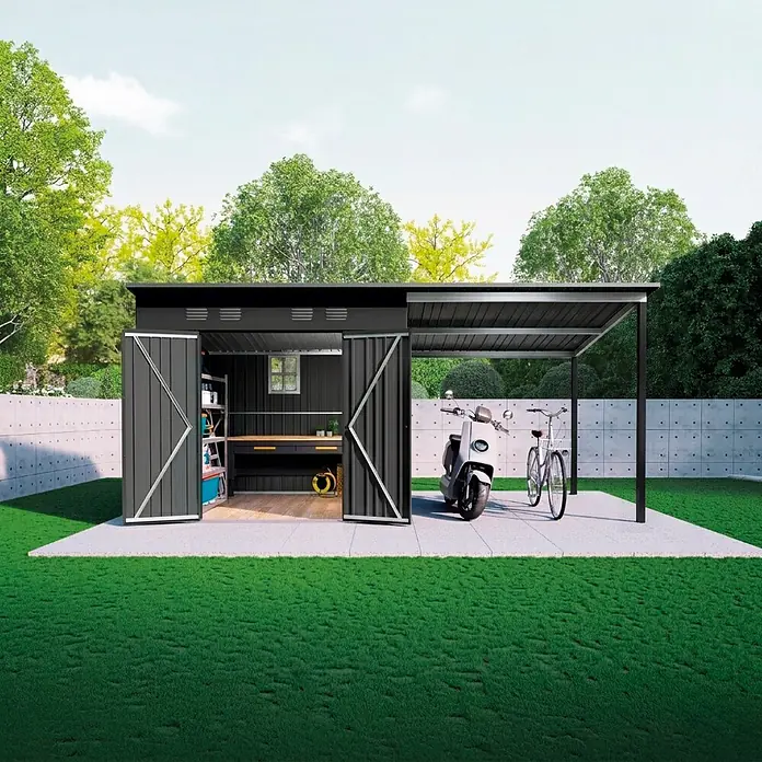 Hoggar Gerätehaus Pioneer Y140 - Außenmaß inkl. Dachüberstand (B x T): 505 x 280 cm, Anthrazit, Stahl, 14,4 m² - Dunkelgrauer Metall-Geräteschuppen mit geöffneten Doppeltüren und integriertem Carport für Roller und Fahrrad.