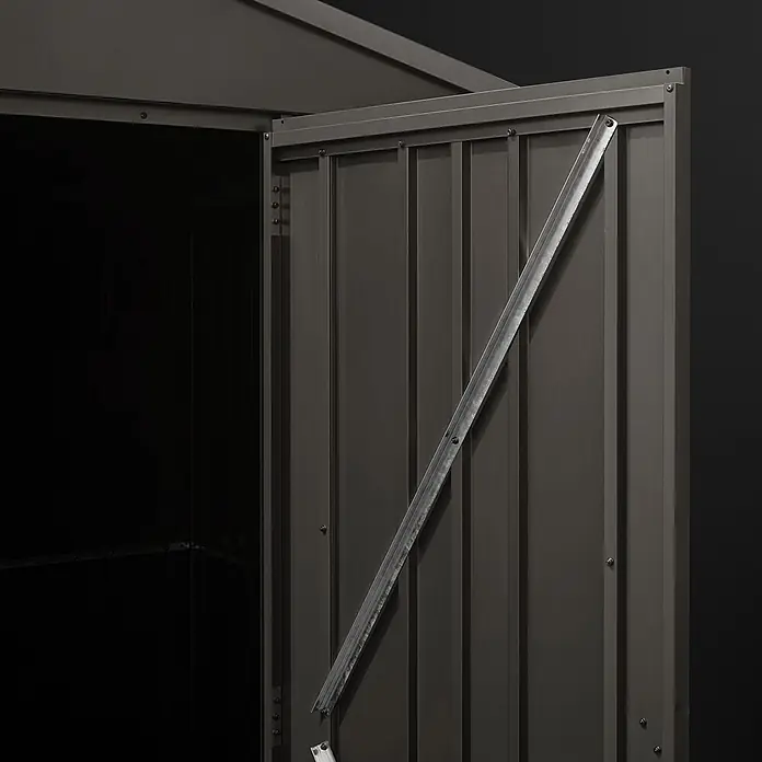 Hoggar Gerätehaus Pioneer Y140 - Außenmaß inkl. Dachüberstand (B x T): 505 x 280 cm, Anthrazit, Stahl, 14,4 m² - Dunkelgraue Metallschuppentür, leicht geöffnet, mit diagonalem Stützriegel.