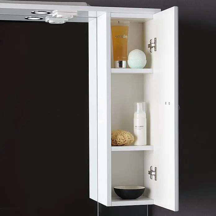Kiamami Valentina Badmöbel-Set - Weiß - Weißer Wandschrank fürs Bad mit offener Tür, der Regale mit Toilettenartikeln zeigt.