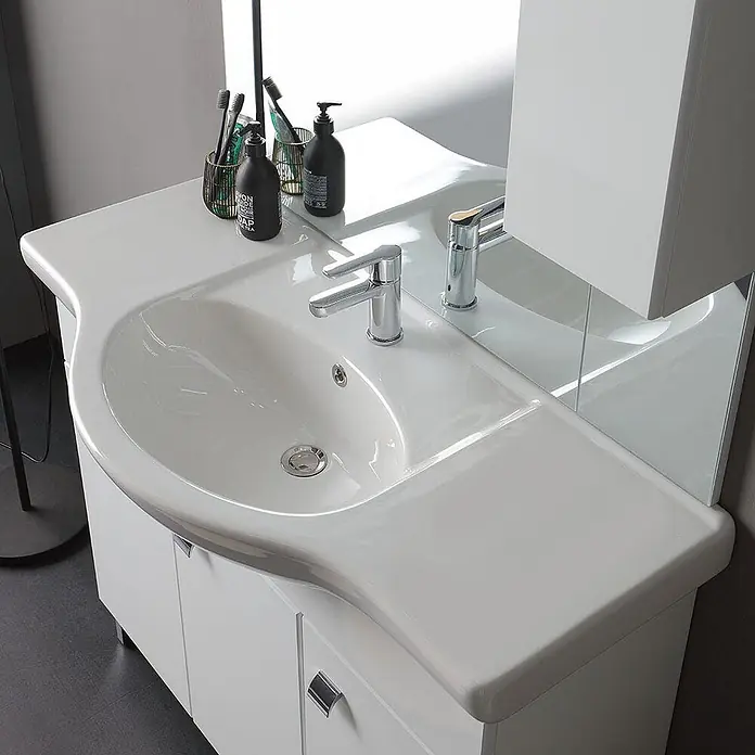 Kiamami Valentina Badmöbel-Set - Weiß - Weißer Badunterschrank mit integriertem Waschbecken, Chromarmaturen und Toilettenartikeln.
