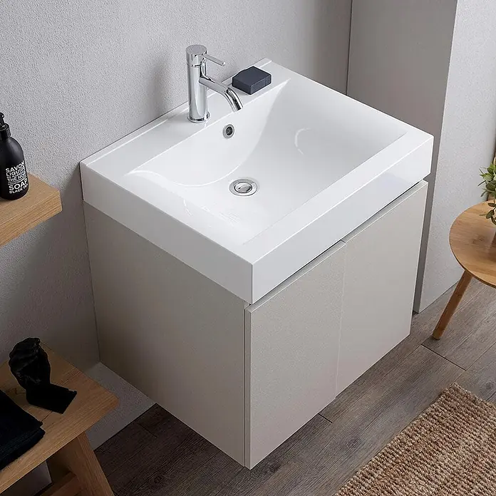 Kiamami Valentina Badmöbel-Set - Grau - Wandhängender Badwaschtisch mit weißem Keramikbecken, Chromarmatur und hellgrauem Unterschrank.
