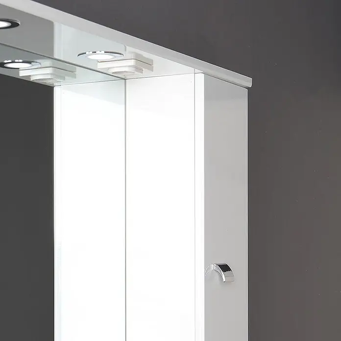 Kiamami Valentina Badmöbel-Set - Weiß - Weißer Spiegelschrank mit integrierten Oberlichtern und einem kleinen Chromgriff.