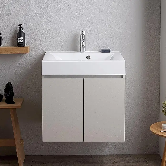 Kiamami Valentina Badmöbel-Set - Grau - Wandhängender Badezimmerschrank mit weißem Keramikwaschbecken und hellgrauem Zweitürschrank.