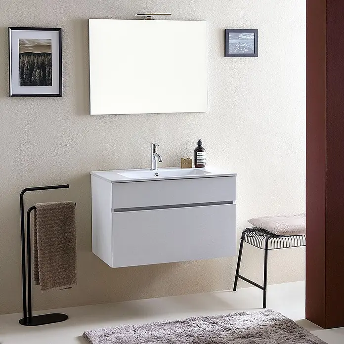 Kiamami Valentina Badmöbel-Set - Grau - Hellgrauer schwebender Badschrank mit integriertem weißen Waschbecken und zwei Schubladen, in modernem Badambiente.