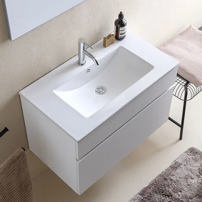 Kiamami Valentina Badmöbel-Set - Grau - Weißer wandmontierter Badezimmerschrank mit integriertem Waschbecken, Chromarmatur und zwei Schubladenfronten.