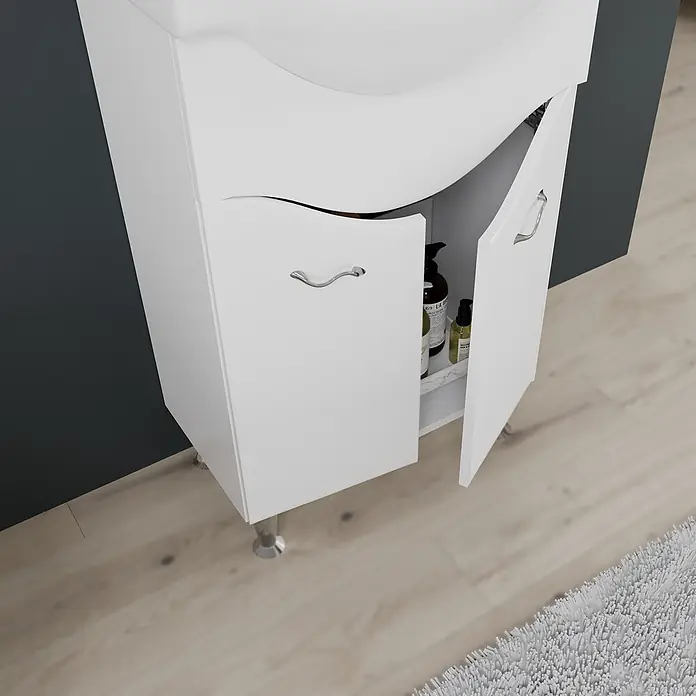 Kiamami Valentina Badmöbel-Set - Weiß - Weißer Badschrank mit integriertem Waschbecken und geöffneten Türen, die Toilettenartikel zeigen. Mit Chromgriffen und Metallfüßen.