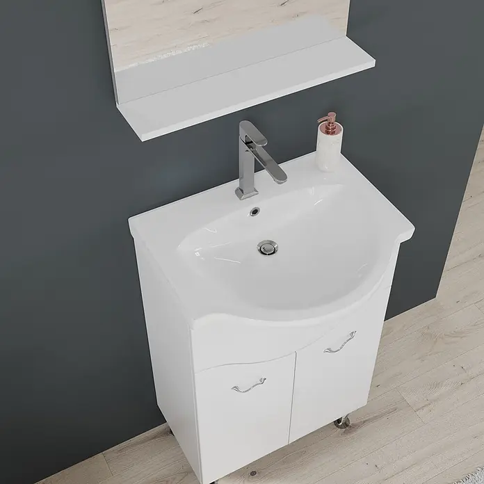 Kiamami Valentina Badmöbel-Set - Weiß - Weißer Badunterschrank mit Keramikwaschbecken, zweitürigem Schrank und Chromarmatur.