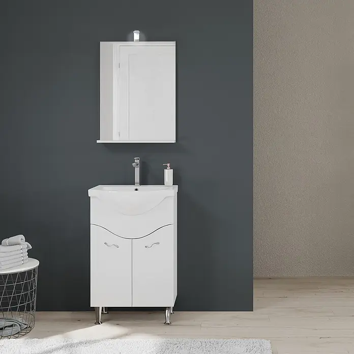 Kiamami Valentina Badmöbel-Set - Weiß - Moderner weißer Badunterschrank mit integriertem Waschbecken und Spiegelschrank darüber, mit Armatur und Seifenspender, in Badumgebung.