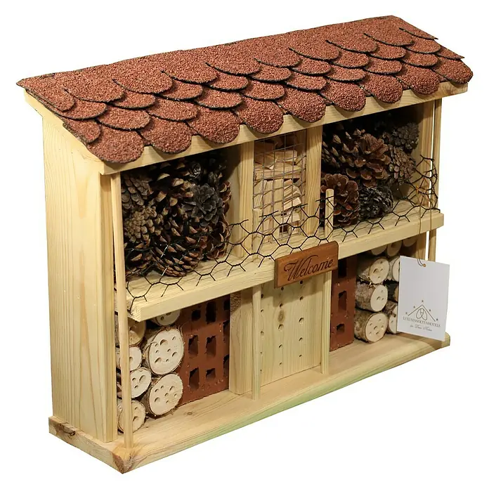 Dobar Insektenhotel Landhaus Komfort47 x 12,5 x 34 cm, Kiefer - Ein detailreiches Insektenhotel aus Holz mit verschiedenen Füllmaterialien und einem braunen, geschuppten Dach für den Garten.