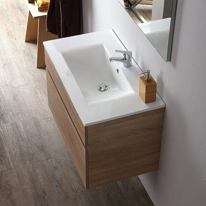 Kiamami Valentina Badmöbel-Set - Helles Holz - Wandhängender Badunterschrank mit hellem Holzschrank, weißem Keramikwaschbecken, Chromarmatur und Bambus-Seifenspender im modernen Bad.