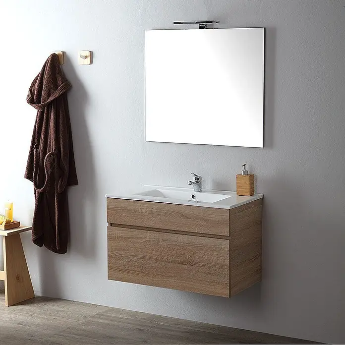 Kiamami Valentina Badmöbel-Set - Helles Holz - Wandhängender Waschtisch aus hellem Holz mit weißem Waschbecken, Chromarmatur und rechteckigem Spiegel mit Leuchte.