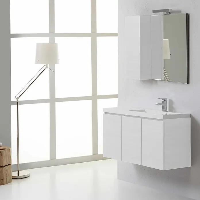 Kiamami Valentina Badmöbel-Set - Weiß - Moderne weiße schwebende Badmöbel mit integriertem Waschbecken, passendem Wandschrank und Spiegel.
