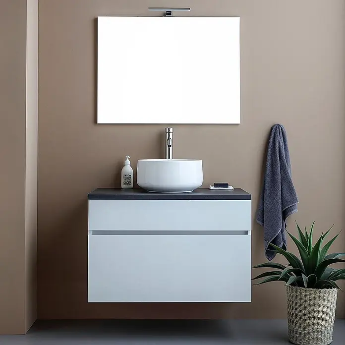 Kiamami Valentina Badmöbel-Set - Weiß - Moderner weißer Badunterschrank mit dunkelgrauer Arbeitsplatte, weißem Aufsatzwaschbecken und Chromarmatur im Badezimmer.